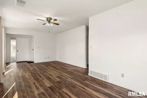 Living - 36 Trailridge Ln, Springfield, IL 62704 photo 3 of 3