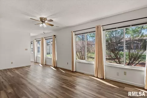 Living - 36 Trailridge Ln, Springfield, IL 62704 photo 1 of 3