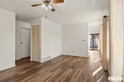 Living - 36 Trailridge Ln, Springfield, IL 62704 photo 2 of 3