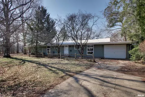 740 Edgewood Dr, Quincy, IL 62301