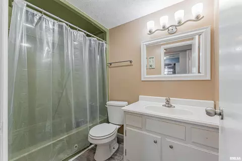 Bath - 2900 Taylor Ave, Springfield, IL 62703 photo 2 of 2