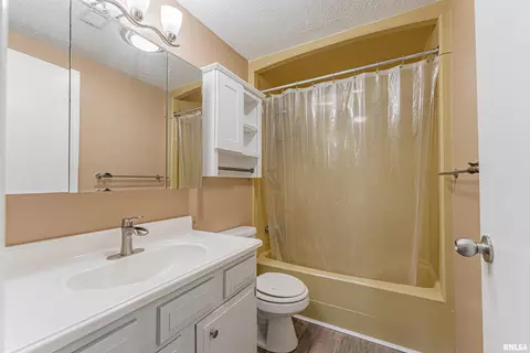 Bath - 2900 Taylor Ave, Springfield, IL 62703 photo 1 of 2