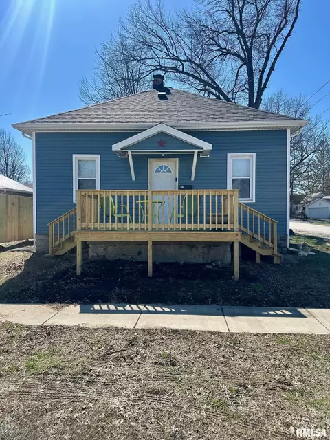 902 E Oak St, Taylorville, IL 62568