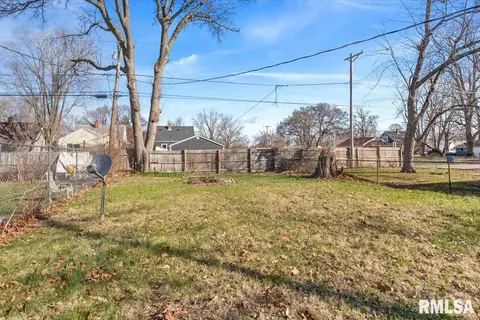 Exterior - 2277 E Converse Ave, Grandview, IL 62702 photo 4 of 6