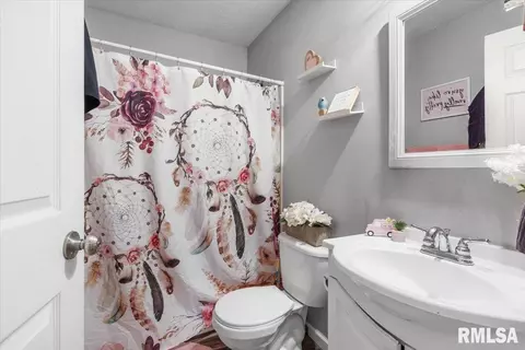 Bath - 2277 E Converse Ave, Grandview, IL 62702 photo 1 of 1