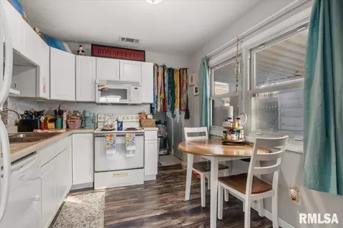 Kitchen - 2277 E Converse Ave, Grandview, IL 62702 photo 1 of 1