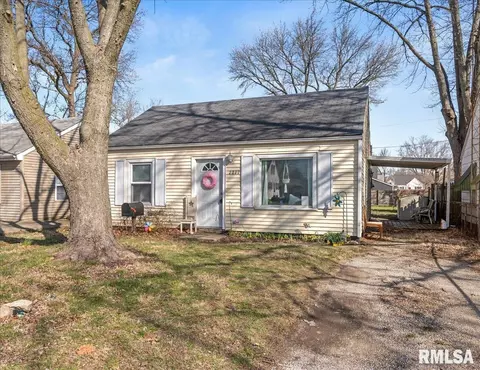 Exterior - 2277 E Converse Ave, Grandview, IL 62702 photo 2 of 6