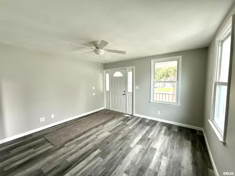Living - 2015 N 19th St, Springfield, IL 62702 photo 1 of 2