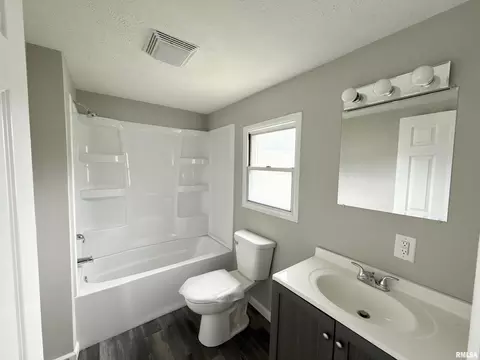 Bath - 2015 N 19th St, Springfield, IL 62702 photo 1 of 1