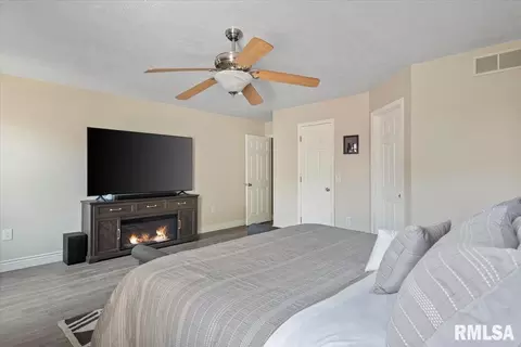 Bedroom - 2806 Haggard Dr, Springfield, IL 62711 photo 3 of 9