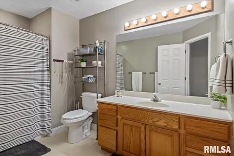 Bath - 2806 Haggard Dr, Springfield, IL 62711 photo 2 of 4