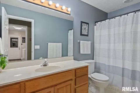 Bath - 2806 Haggard Dr, Springfield, IL 62711 photo 1 of 4
