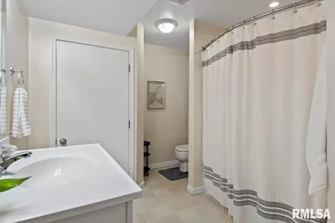 Bath - 2806 Haggard Dr, Springfield, IL 62711 photo 4 of 4