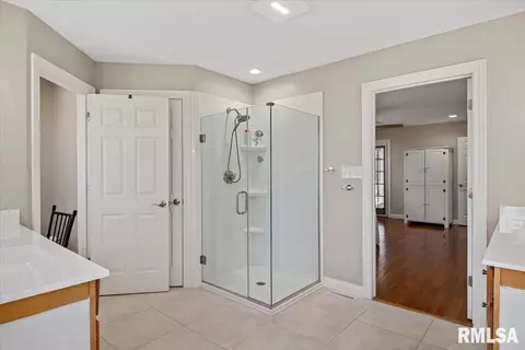 Bath - 28360 Quarton Rd, Palmyra, IL 62674 photo 3 of 6
