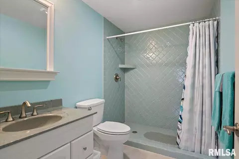 Bath - 28360 Quarton Rd, Palmyra, IL 62674 photo 6 of 6