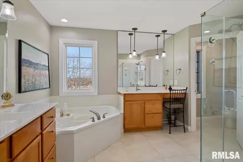 Bath - 28360 Quarton Rd, Palmyra, IL 62674 photo 2 of 6