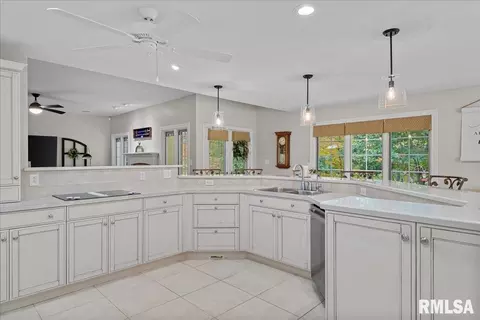 Kitchen - 28360 Quarton Rd, Palmyra, IL 62674 photo 4 of 5