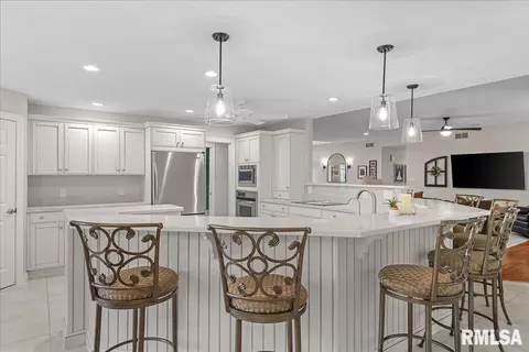 Kitchen - 28360 Quarton Rd, Palmyra, IL 62674 photo 3 of 5