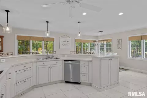 Kitchen - 28360 Quarton Rd, Palmyra, IL 62674 photo 5 of 5