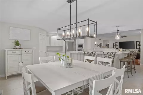 Dining - 28360 Quarton Rd, Palmyra, IL 62674 photo 4 of 6