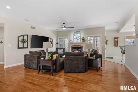 Living - 28360 Quarton Rd, Palmyra, IL 62674 photo 2 of 4