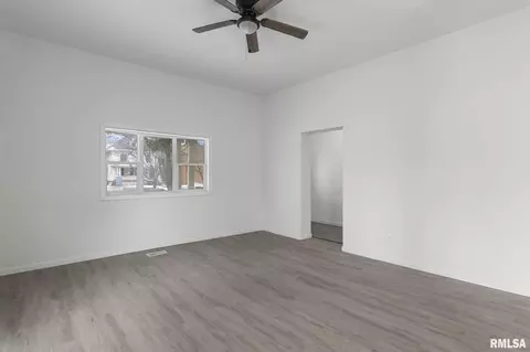 Living - 910 S 2nd St, Springfield, IL 62704 photo 2 of 9