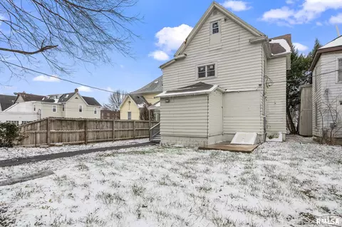 Exterior - 910 S 2nd St, Springfield, IL 62704 photo 5 of 6