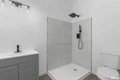 Bath - 910 S 2nd St, Springfield, IL 62704 photo 4 of 4