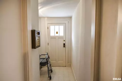 Entry Way - 1109 Osburn Ave, Springfield, IL 62702 photo 1 of 3