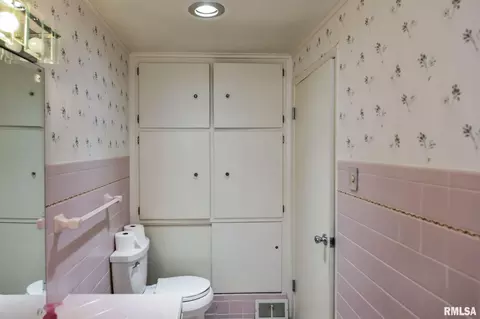 Bath - 1109 Osburn Ave, Springfield, IL 62702 photo 2 of 2