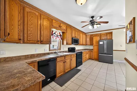 Kitchen - 337 W Chestnut St, Oneida, IL 61467 photo 2 of 4