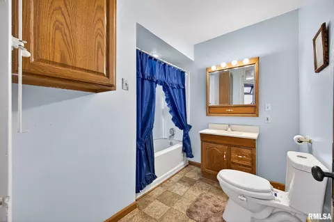 Bath - 337 W Chestnut St, Oneida, IL 61467 photo 2 of 3