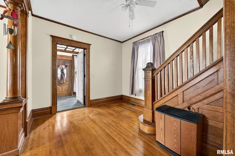 Entry Way - 337 W Chestnut St, Oneida, IL 61467 photo 2 of 4