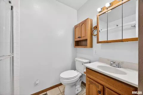 Bath - 337 W Chestnut St, Oneida, IL 61467 photo 1 of 3
