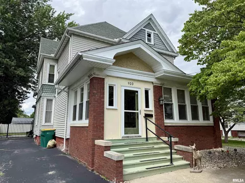 933 W Main St, Galesburg, IL 61401