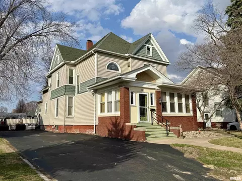 933 W Main St, Galesburg, IL 61401