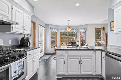 Kitchen - 3924 Old Mill Ln, Springfield, IL 62711 photo 4 of 4