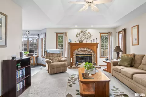 Living - 3924 Old Mill Ln, Springfield, IL 62711 photo 3 of 5