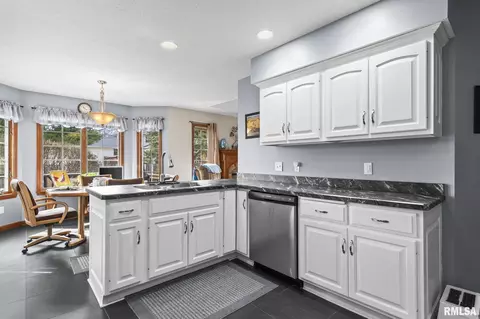 Kitchen - 3924 Old Mill Ln, Springfield, IL 62711 photo 2 of 4
