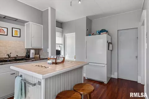 Kitchen - 624 W Vine St, Springfield, IL 62704 photo 4 of 4