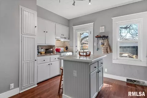 Kitchen - 624 W Vine St, Springfield, IL 62704 photo 2 of 4