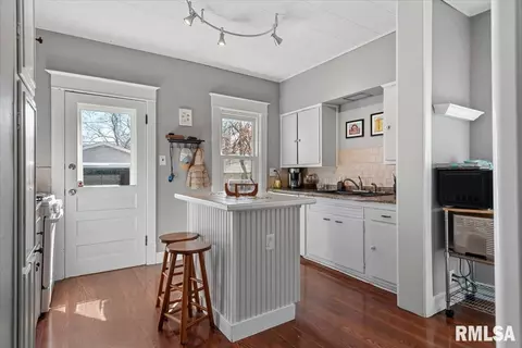 Kitchen - 624 W Vine St, Springfield, IL 62704 photo 1 of 4