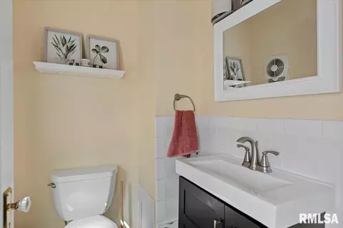 Bath - 624 W Vine St, Springfield, IL 62704 photo 1 of 2
