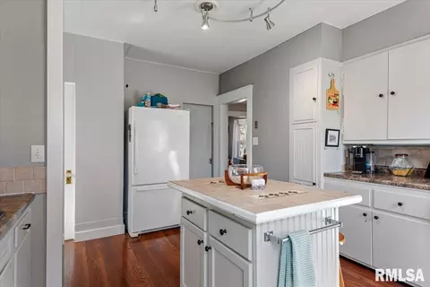 Kitchen - 624 W Vine St, Springfield, IL 62704 photo 3 of 4