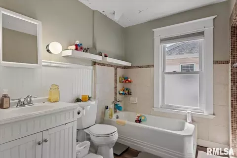 Bath - 624 W Vine St, Springfield, IL 62704 photo 2 of 2