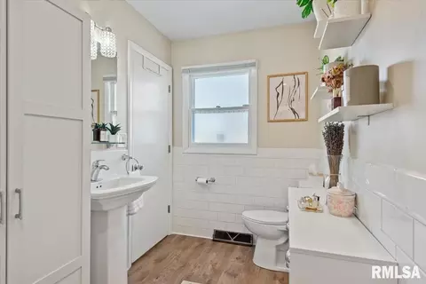 Bath - 10 Radcliff Rd, Springfield, IL 62703 photo 2 of 3