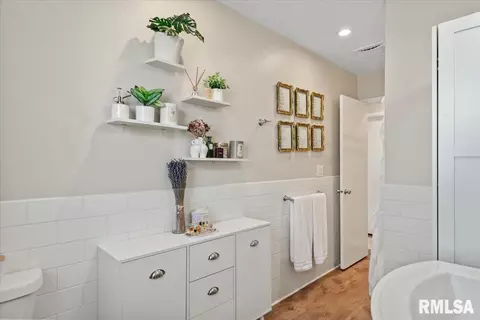Bath - 10 Radcliff Rd, Springfield, IL 62703 photo 3 of 3