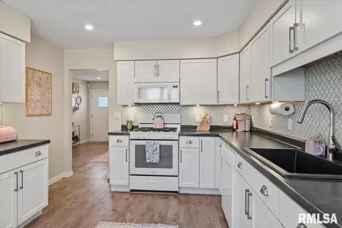 Kitchen - 10 Radcliff Rd, Springfield, IL 62703 photo 3 of 3