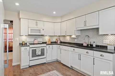 Kitchen - 10 Radcliff Rd, Springfield, IL 62703 photo 2 of 3