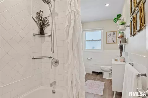 Bath - 10 Radcliff Rd, Springfield, IL 62703 photo 1 of 3